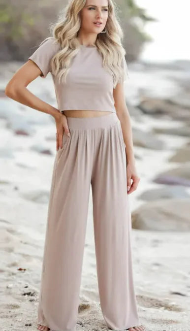 The Effortless Ensemble: Korte Mouwen T-shirt & Broek Tweedelige Set -Ninaz